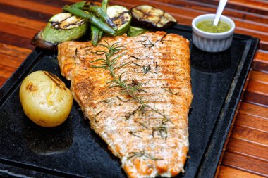 Limon ve biberiyeli ızgara somon bifteği.