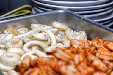 Tavada kızarmış mantar pişirmek.