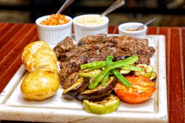 Sebze ve sos ızgara sığır eti