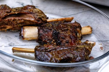 Baharatlı ve otlu domuz pirzolası.