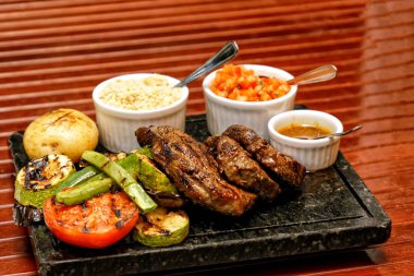 Tabakta ızgara tavuk ve sebze.