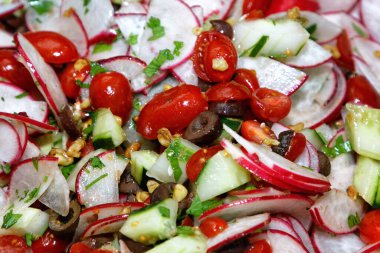 Sebzeli ve otlu taze salata