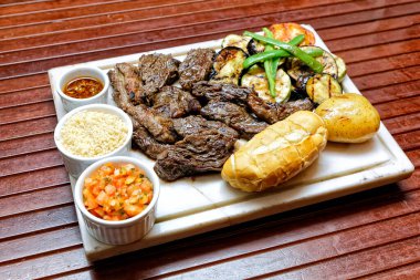 Izgara domuz pirzolası, sebze ve sos.