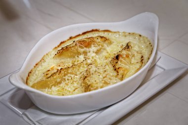 Kremalı ve peynirli ev yapımı turta.