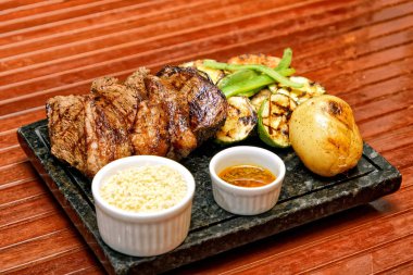 Soslu ve sebzeli ızgara domuz pirzolası.