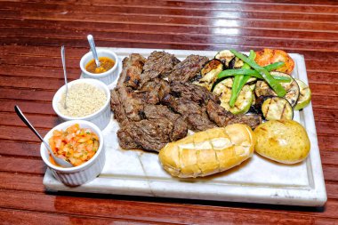 Sebze ve soslu ızgara biftek.