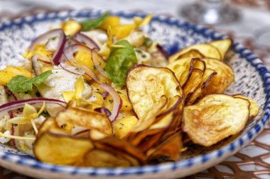 Peynirli ve otlu patates cipsi.