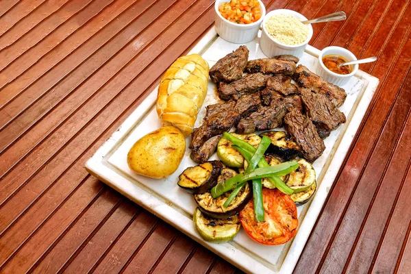 Costelas Porco Grelhadas Com Legumes Molho Uma Mesa Madeira — Fotografia de Stock