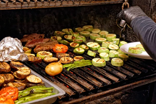 グリルで肉や野菜を焼き — ストック写真