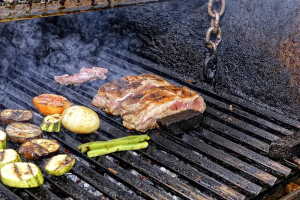 グリルで肉や野菜を焼き — ストック写真