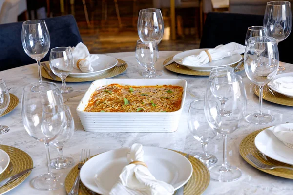 Mesa Con Vino Blanco Copas Fondo Madera — Foto de Stock