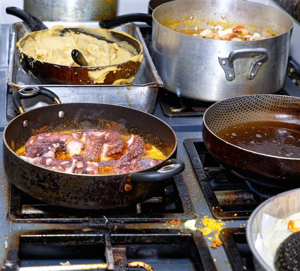 Fırında Deniz Ürünleriyle Pilav Pişirmek — Stok fotoğraf
