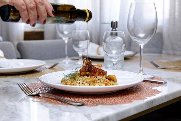 Espaguetis Con Vino Queso Plato Blanco — Foto de Stock