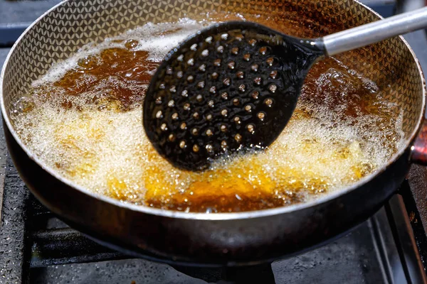 Bir Tavada Krep Pişirme — Stok fotoğraf