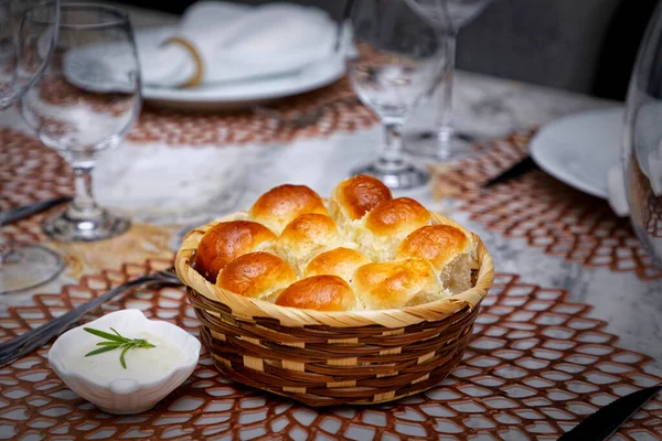 Deliciosos Pasteles Frescos Horneados Una Mesa Madera —  Fotos de Stock