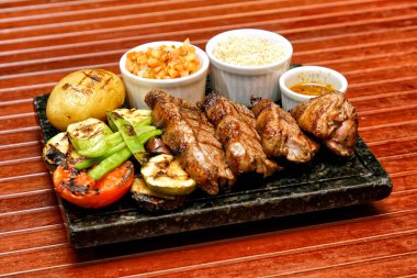 Sebze ve soslu ızgara tavuk kanadı.