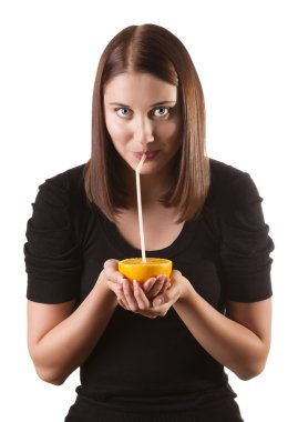 Portakal suyu içen kadın