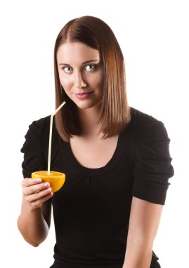 Portakal suyu içen kadın
