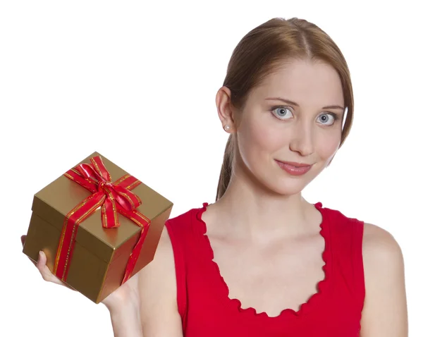 Удивлённая молодая женщина с коробкой подарков — стоковое фото