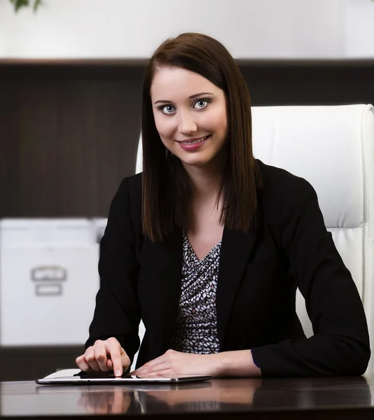 Zakelijke vrouw met tablet pc — Stockfoto