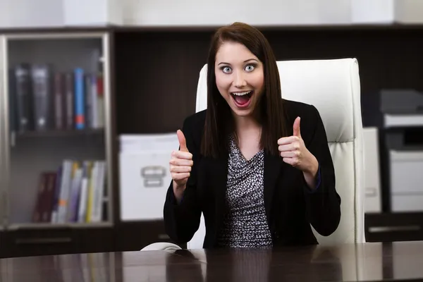 Счастливая деловая женщина показывает большой палец вверх знак — стоковое фото