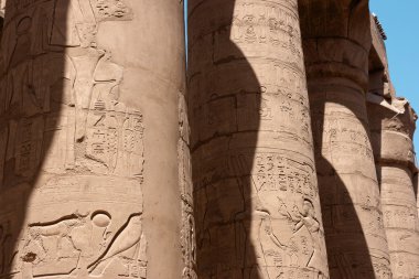 karnak Tapınağı sütunlar üzerinde Mısır hiyeroglif