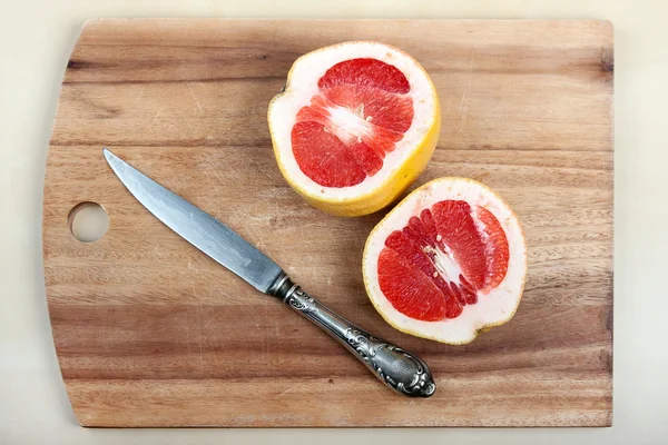 The cut grapefruit — Stock Photo, Image