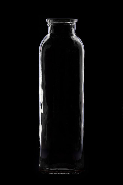 элегантный силуэт бутылки на черном фоне
