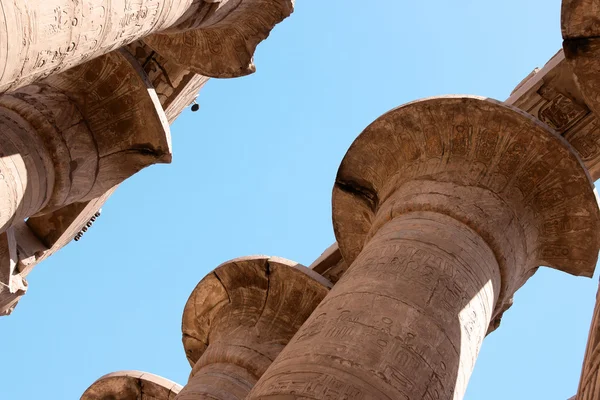 Egyptian hieroglyphs on the columns of Karnak temple — Stock Photo, Image