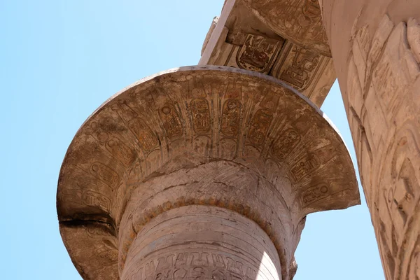 Hieróglifos egípcios nas colunas do templo de Karnak — Fotografia de Stock