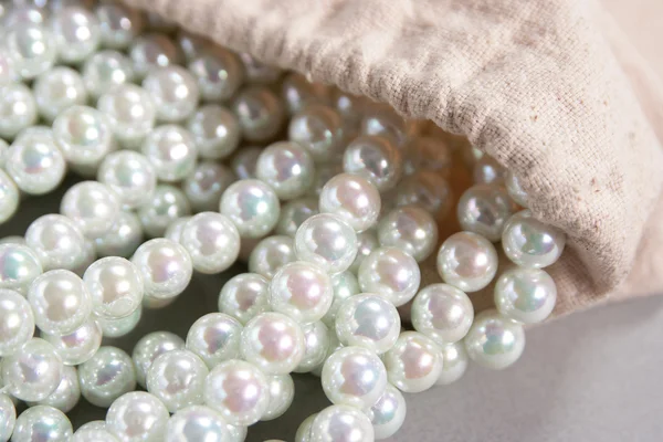 Weiße Perlen aus der Tasche gegossen — Stockfoto