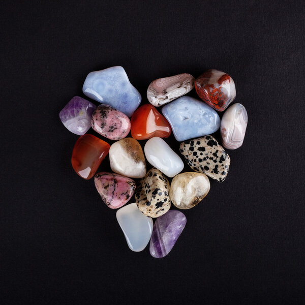 драгоценные камни в форме сердца на черном фоне
