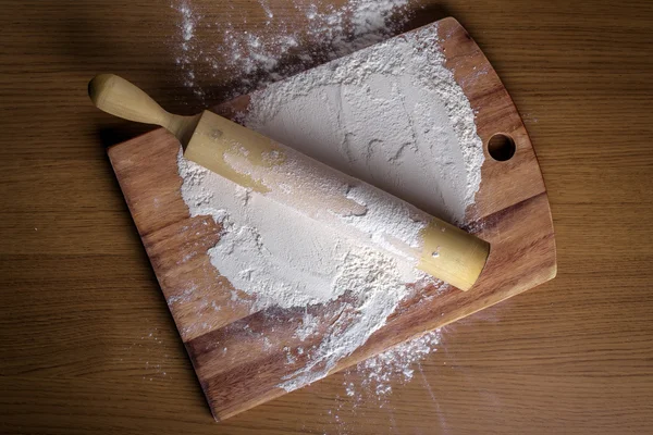 Farina con mattarello su tagliere — Foto Stock