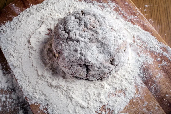 Masa de pan en la tabla de cortar — Foto de Stock