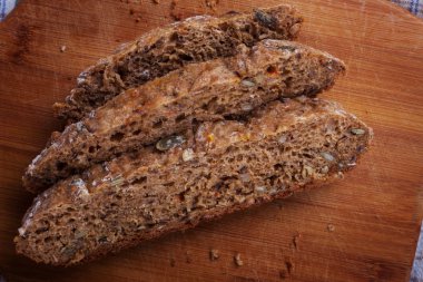 keten bir havlu ile ekmek dilimlenmiş