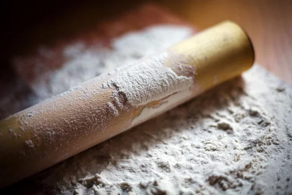 Mąka z wałkiem na pokładzie cięcia — Zdjęcie stockowe