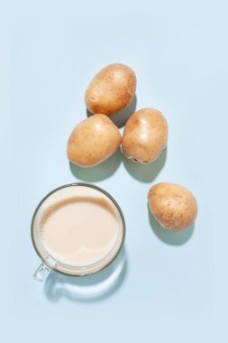 Patates sütü. Sütlü ve patatesli bir fincan. Alternatif bitki sütü