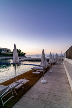 Güneşli şemsiyeler ve şezlonglar sabahın erken saatlerinde Monako 'da bir plajda
