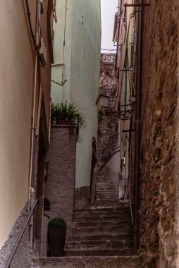 İtalya 'daki Cinque Terre' de Rio Maggiore 'da dar bir sokak.