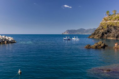 İtalya 'daki Cinque Terre' de Manarola limanında balıkçı tekneleri