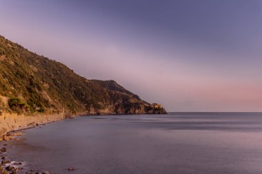 Manarola 'da gün batımı ve İtalya' da Cinque Terre 'de körfez