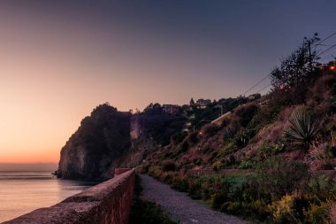 Gün batımında İtalya 'daki Cinque Terre' deki Corniglia köyüne yaklaşıyoruz.