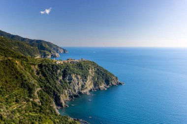 İtalya Cinque Terre 'deki Corniglia köyüne bir yaz öğleden sonra yaklaşıyoruz.