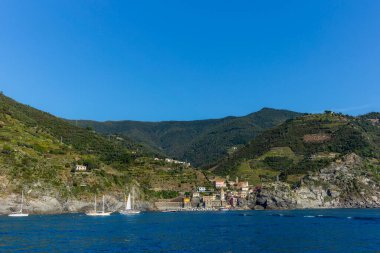 İtalya 'daki Cinque Terre' de denizden Manarola 'nın barışçıl manzarası