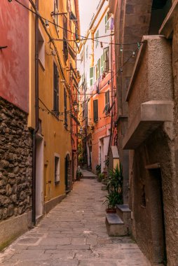 İtalya 'daki Cinque Terre' de Vernazza 'daki dar sokak siyah ve beyaz film tekniğiyle çekiliyor.