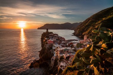 İtalya 'daki Cinque Terre' de Vernazza köyünde renkli bir günbatımı