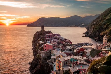 İtalya 'daki Cinque Terre' de Vernazza köyünde renkli bir günbatımı