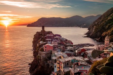 İtalya 'daki Cinque Terre' de Vernazza köyünde renkli bir günbatımı