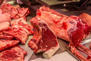 Floransa 'da bir kasap masasında klasik biftek (