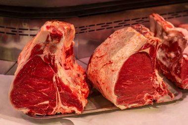 Floransa 'da bir kasap masasında klasik biftek (